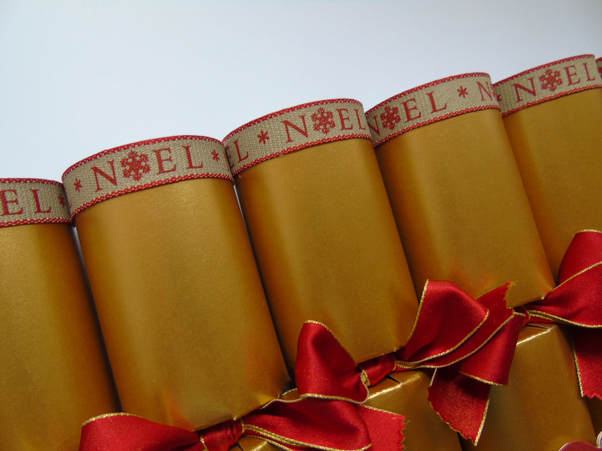 Festive Christmas Crackers - Image 3