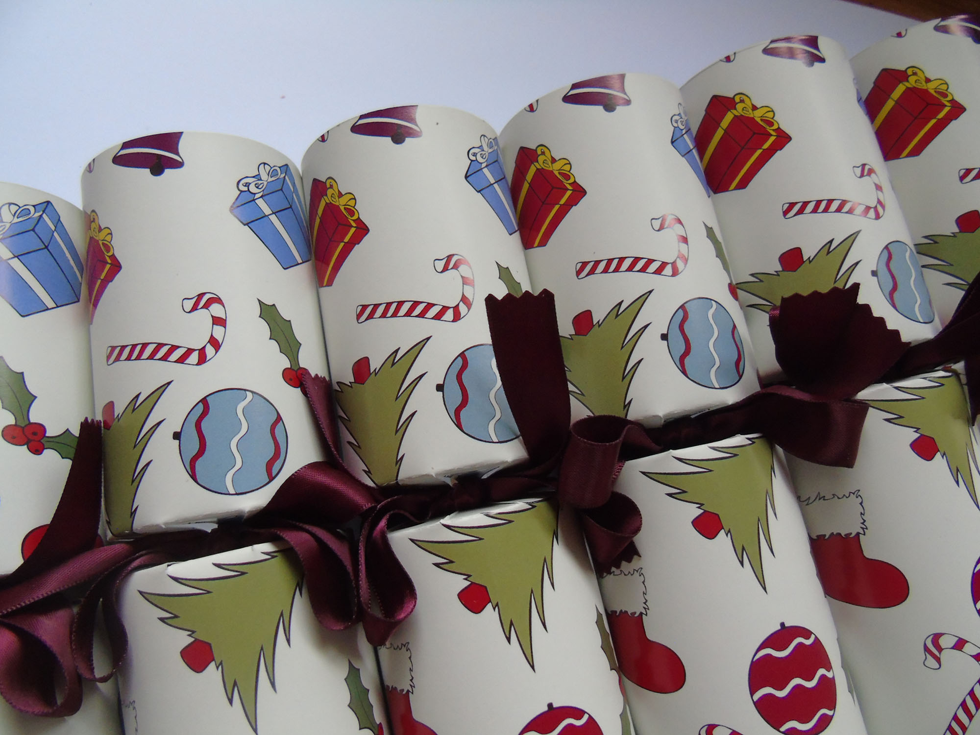 Gift Box Christmas Crackers - Image 2