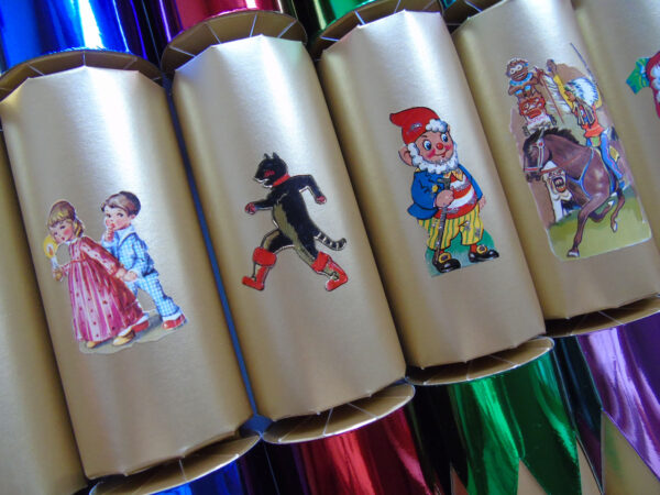 Classic Christmas Crackers - Image 2