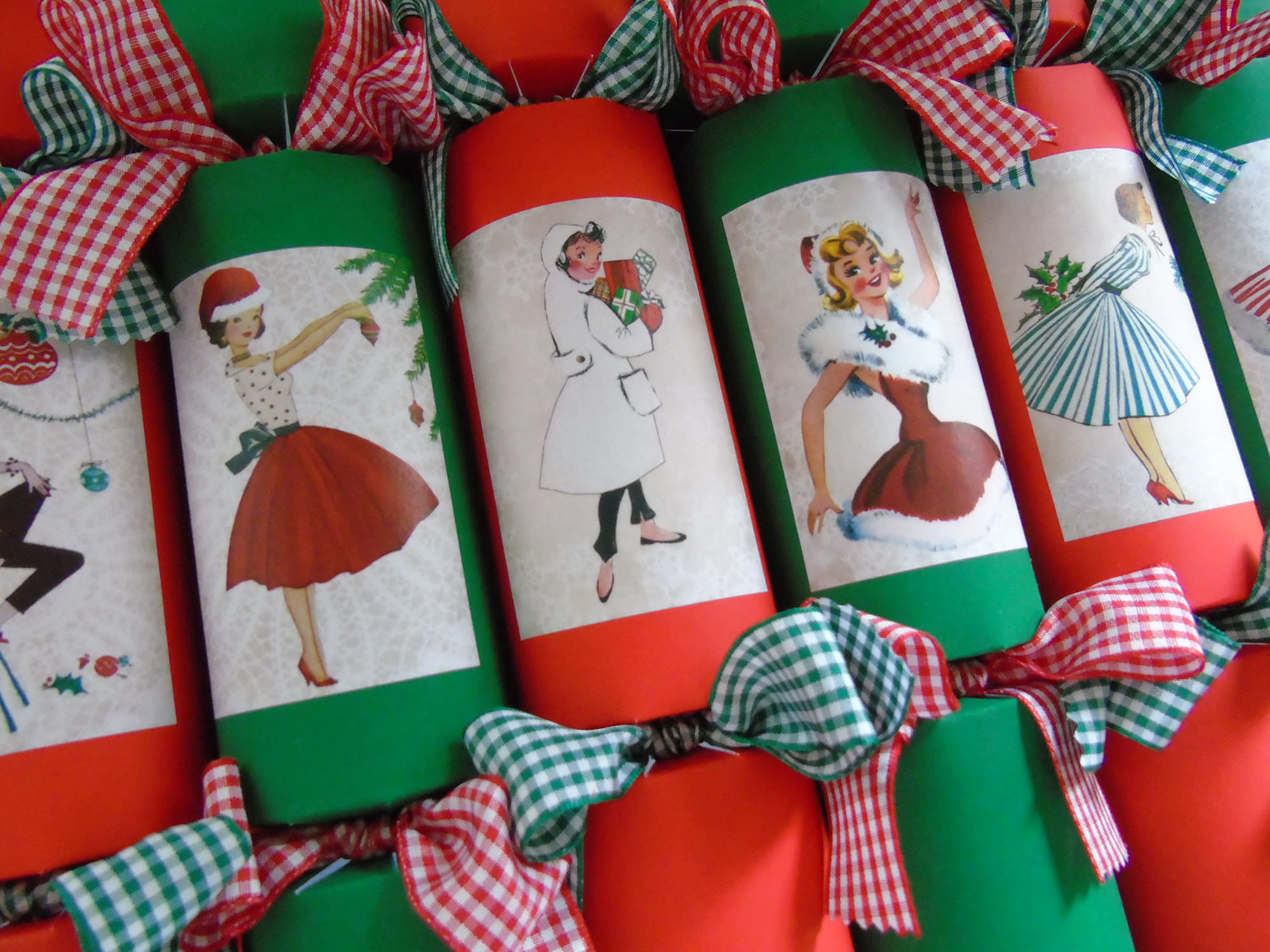 Miss 1950s Christmas Crackers - Image 2