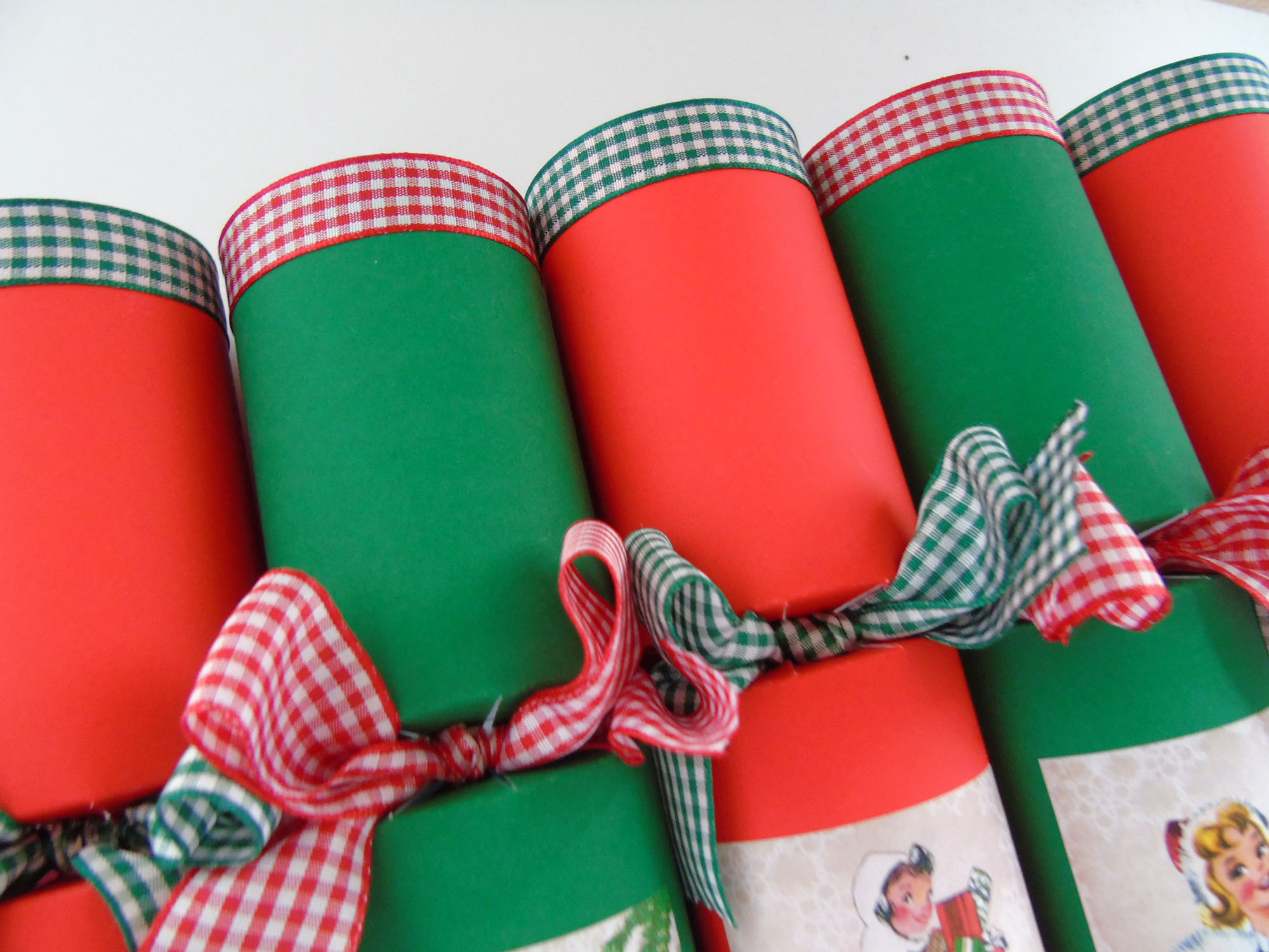 Miss 1950s Christmas Crackers - Image 3