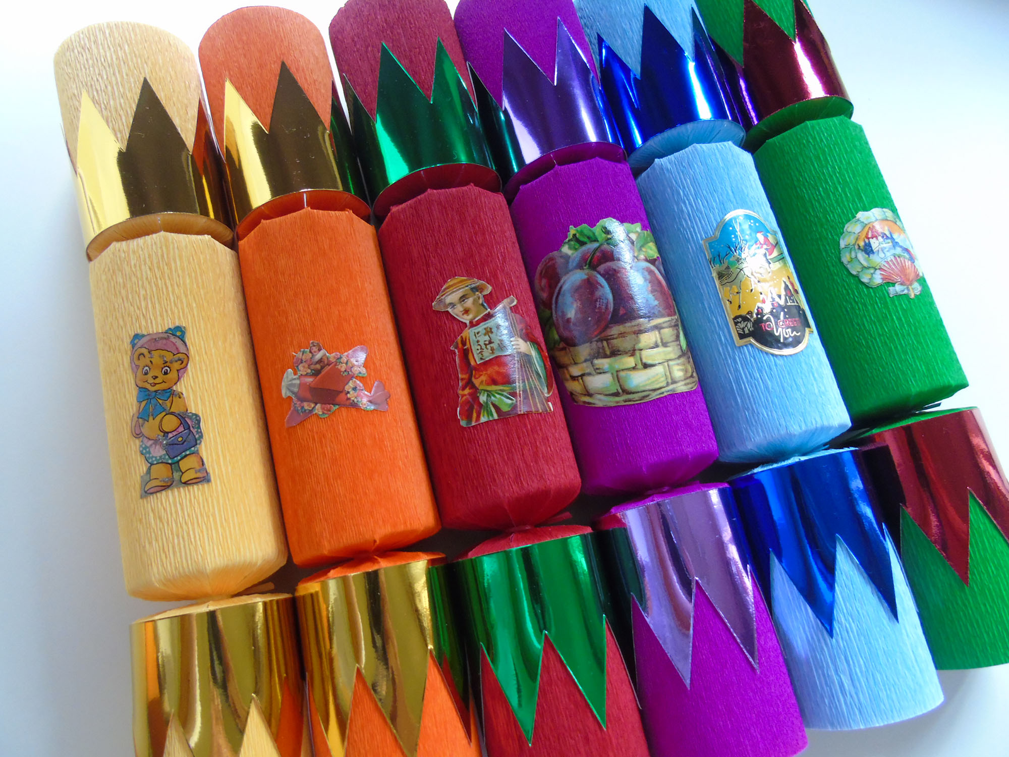 Six Vintage Christmas Crackers